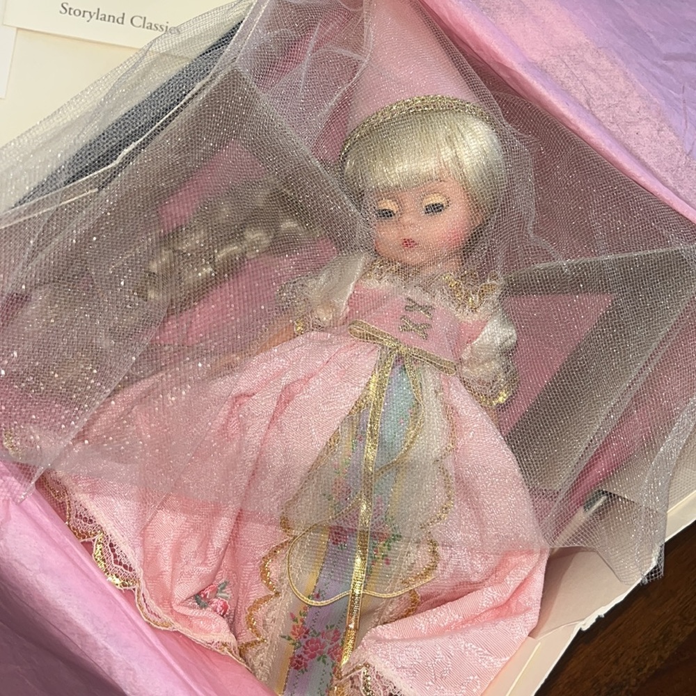 Madame Alexander "Rapunzel" Porcelain Doll - includes original Box/Paperwork - Picture 2 of 4